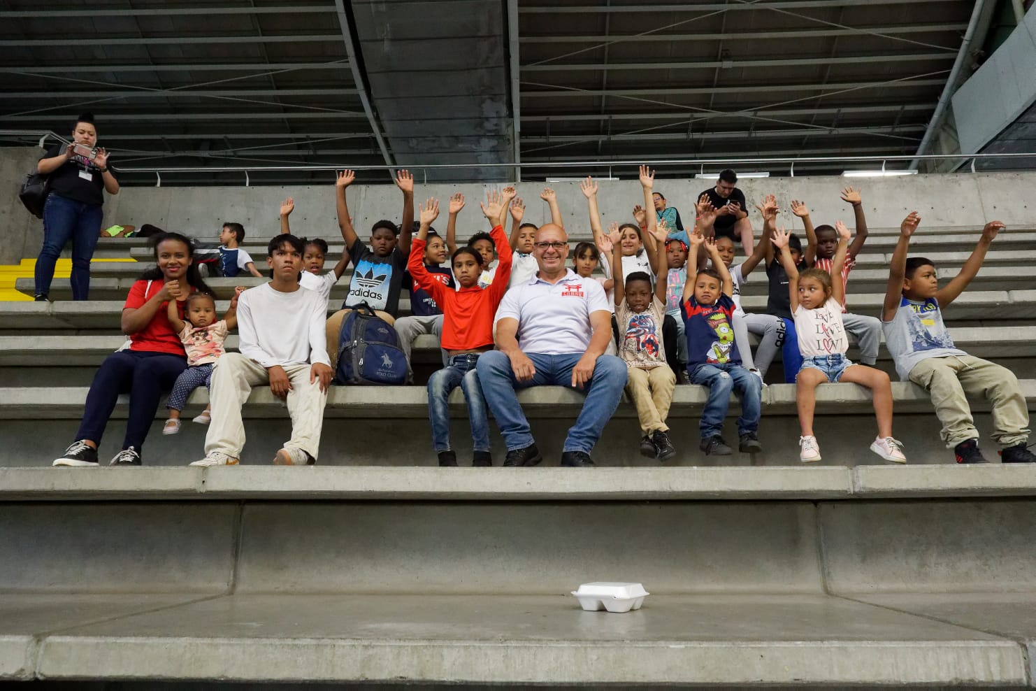 Maestro con estudiantes